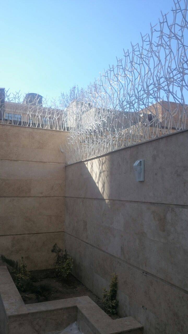 معرفی نرده ارزان قیمت بالای دیوار