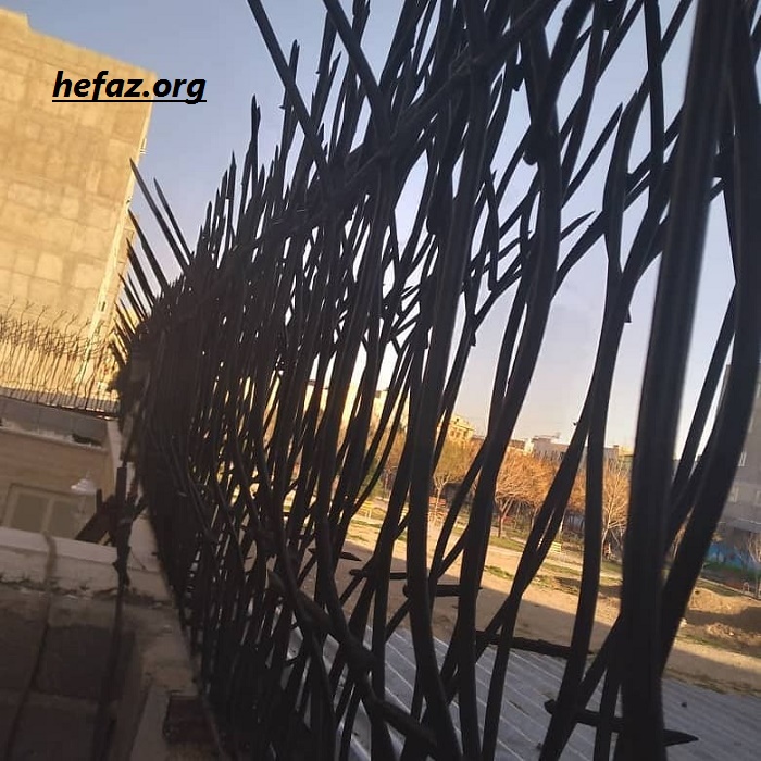 گارد فلزی بالای دیوار