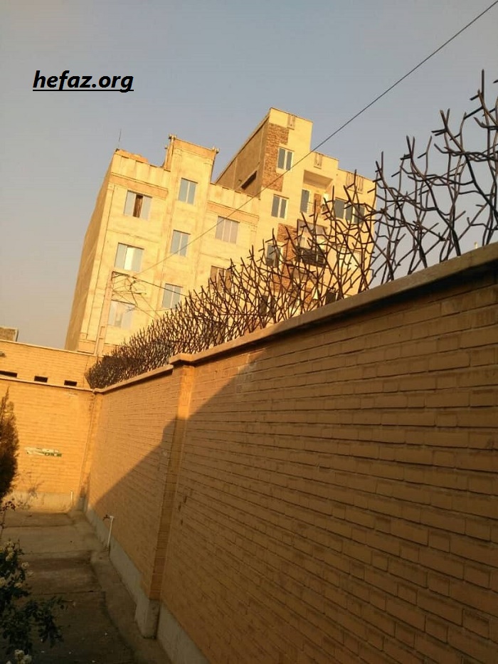 حفاظ نرده آهنی بالای دیوار 