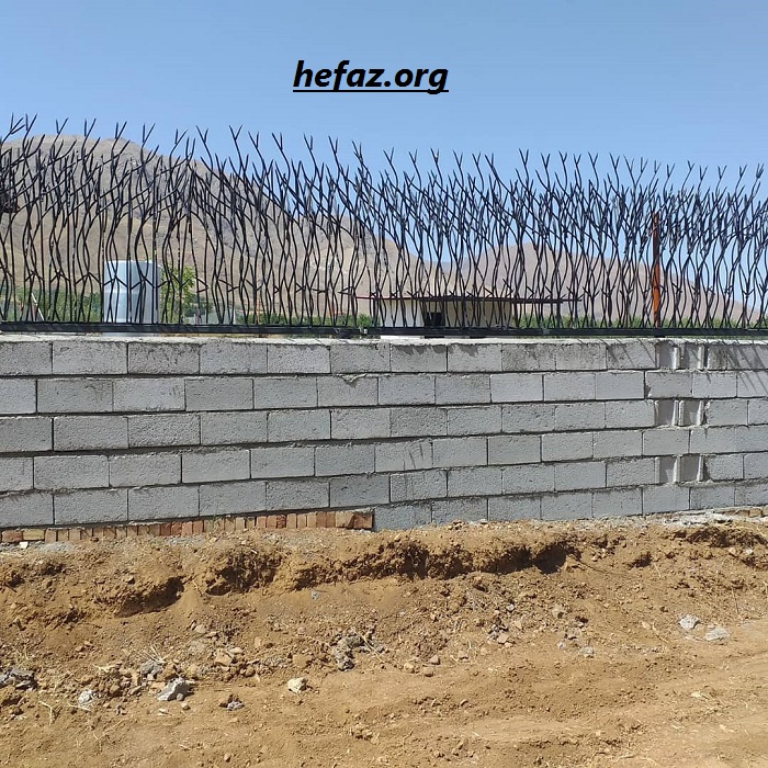 حفاظ مدرن روی دیوار منزل