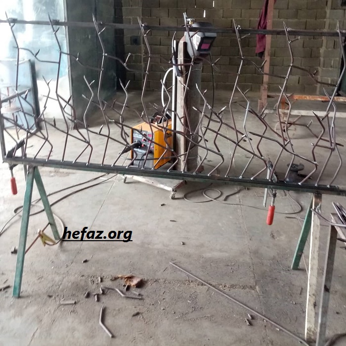 طرح نرده محافظ روی دیوار