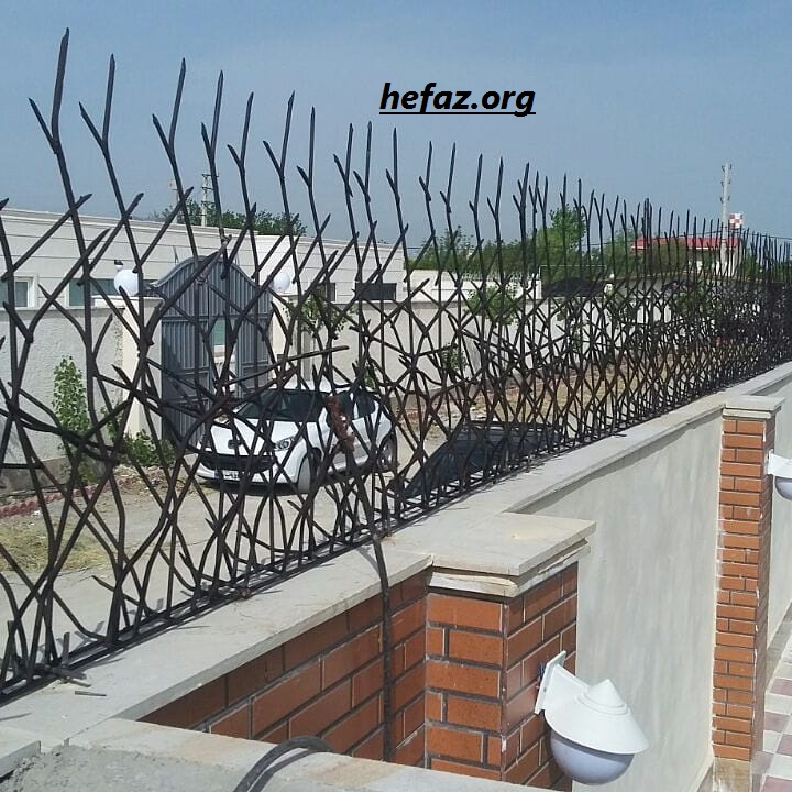 فروش نرده آهنی بالای دیوار