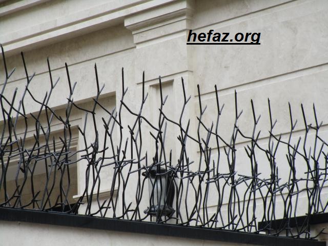 حفاظ های آهنی بالای دیوار