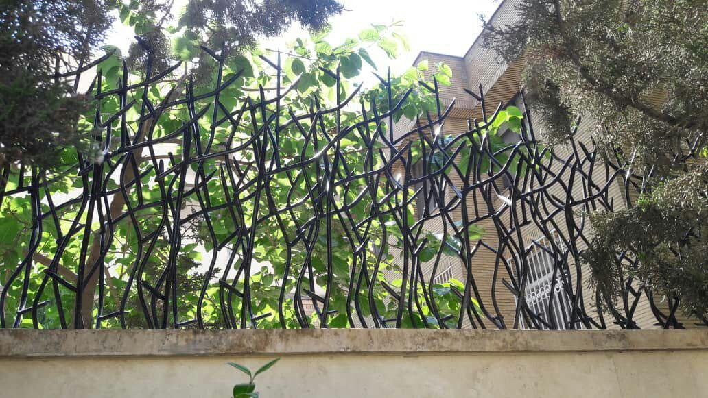 معرفی اطلاعات فروش محافظ شاخ گوزنی روی دیوار حیاط