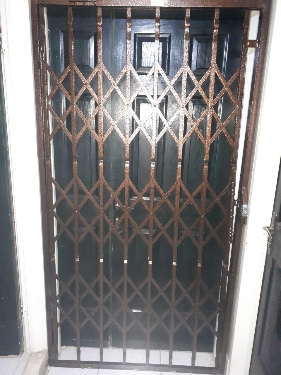 درب آکاردئونی روی درب