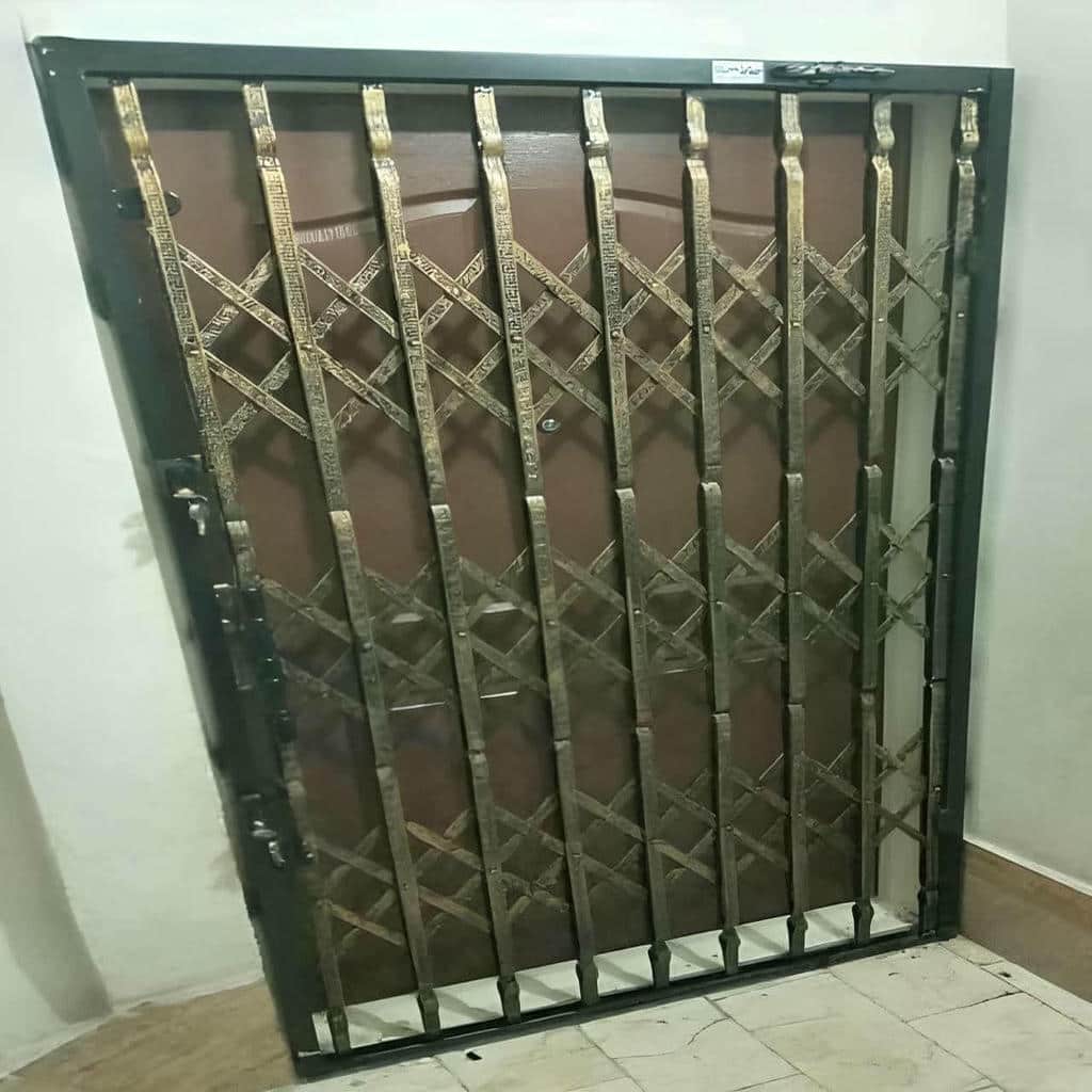 مدل سه گل حفاظ آکاردئونی روی درب آپارتمان