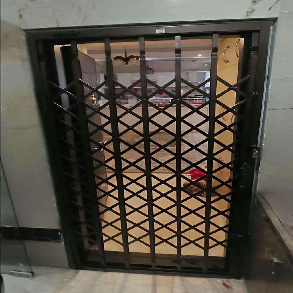 مدل سلطنتی حفاظ آکاردئونی روی درب آپارتمان