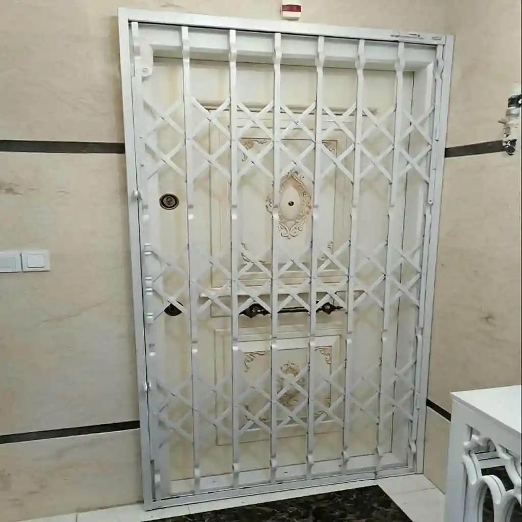 نصب حرفه&zwnj;ای درب آکاردئونی