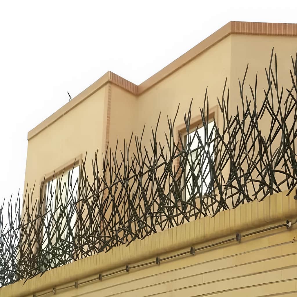 نصب حفاظ روی دیوار سنگی