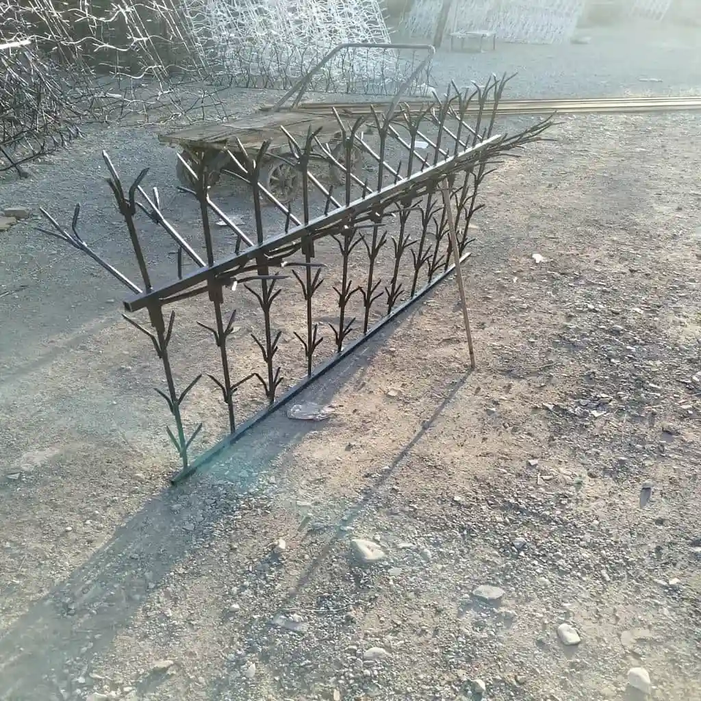 نصب حفاظ روی دیوار سنگی