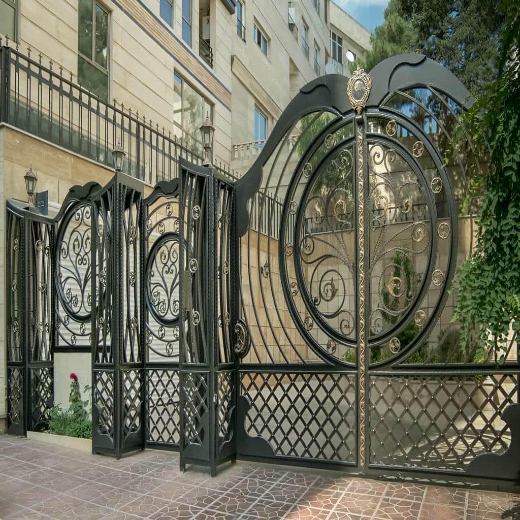 تحلیل درب حیاط ساوه