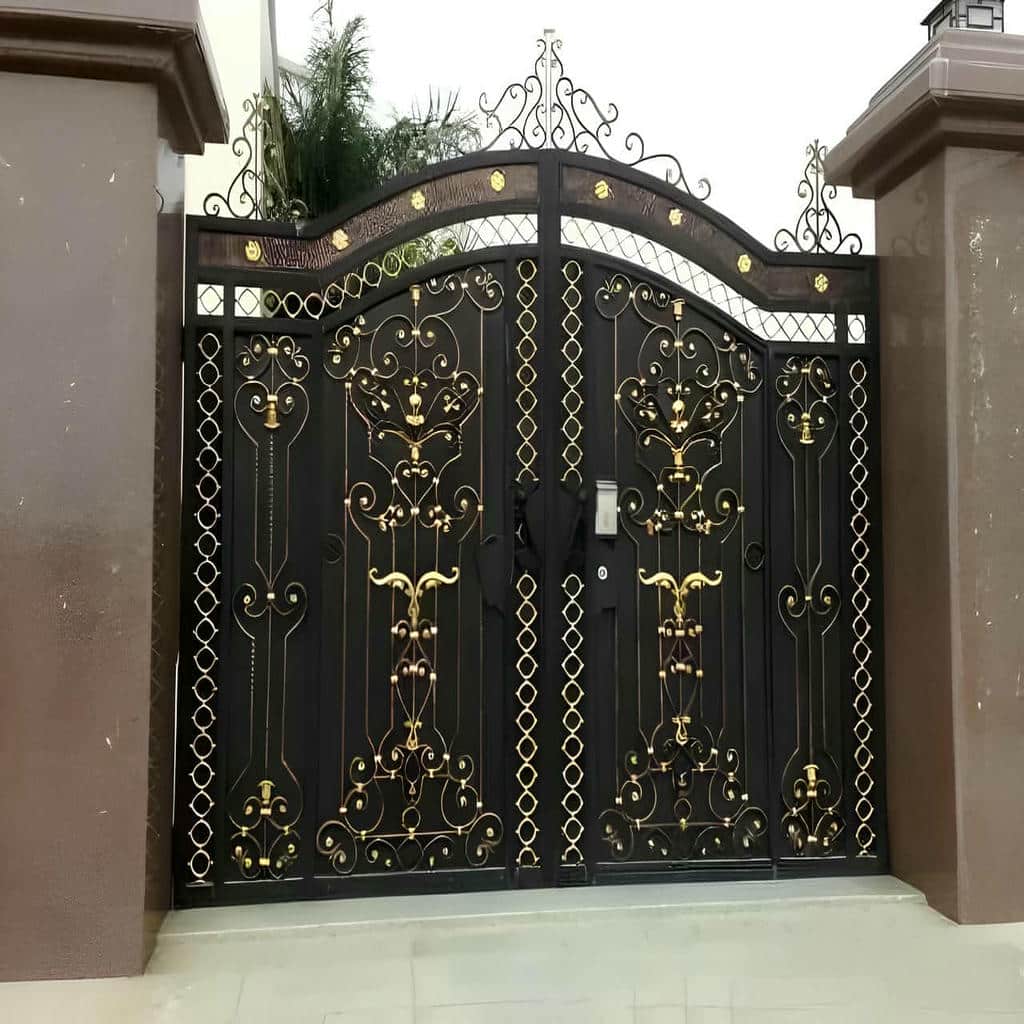 درب حیاط در کمال شهر
