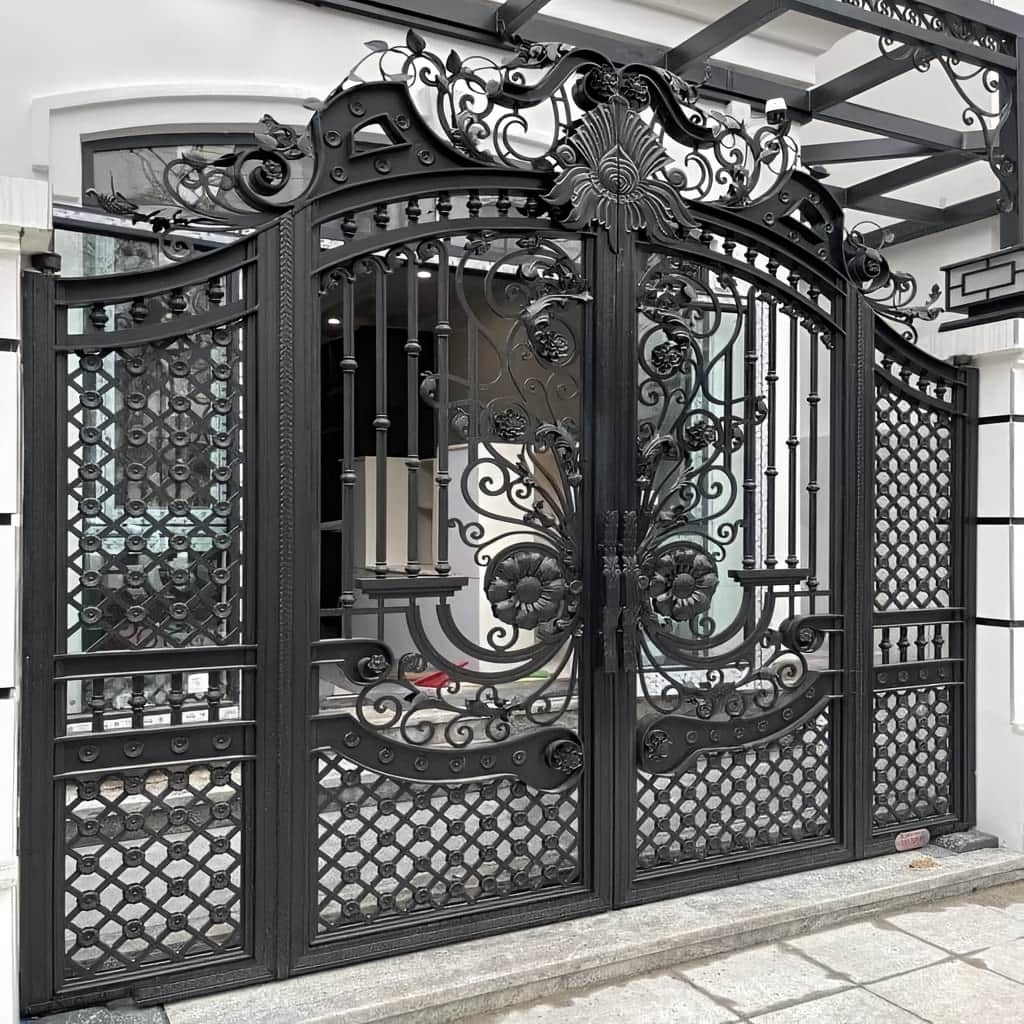 نصب درب حیاط یراق استاندارد در لواسان