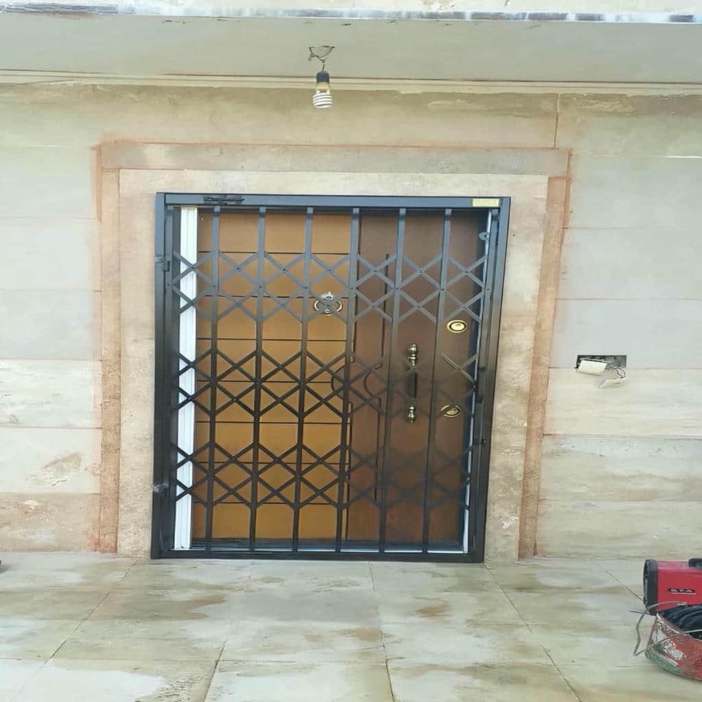درب آکاردئونی در سمنان