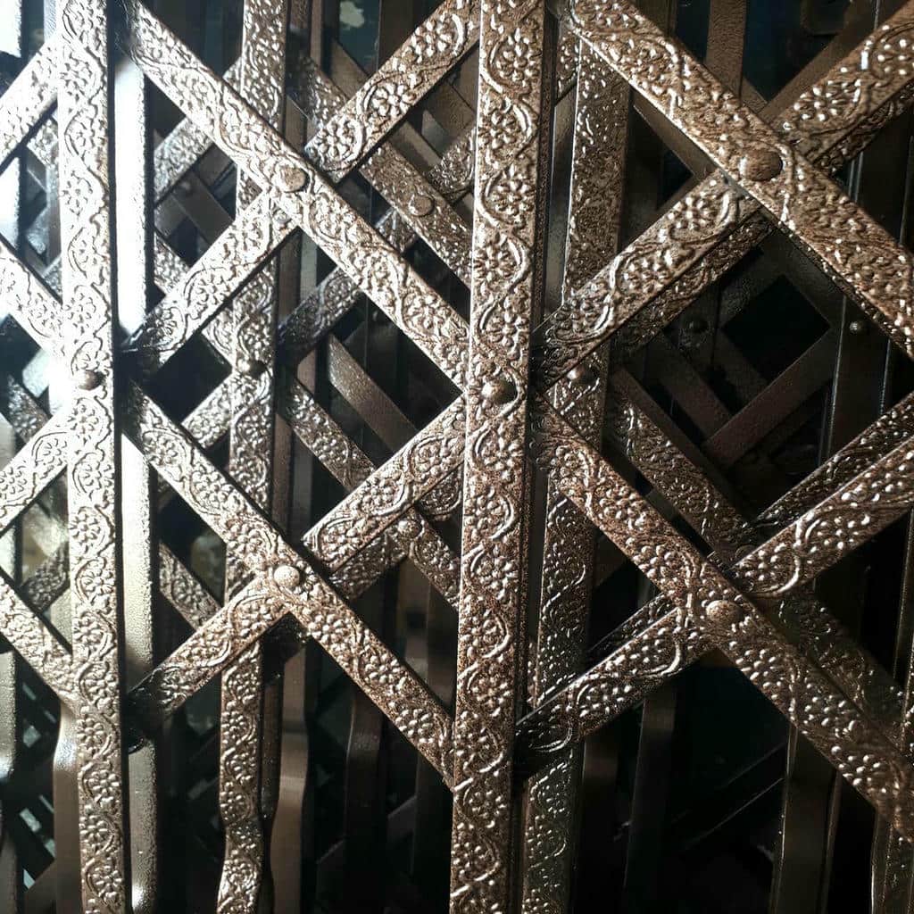 نصب درب آکاردئونی روی درب ضدسرقت در دماوند