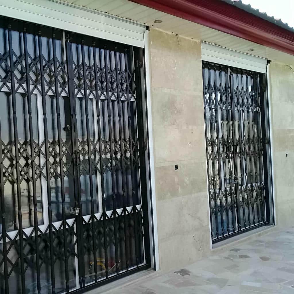 مقایسه درب آکاردئونی در ایرانشهر