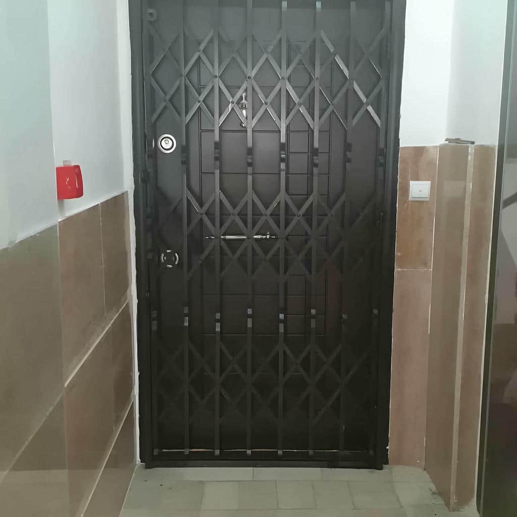 نصب درب آکاردئونی روی درب ضدسرقت در کمال شهر