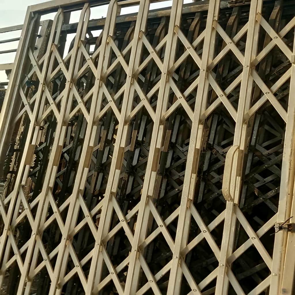 نصب درب آکاردئونی روی درب ضدسرقت در پرند