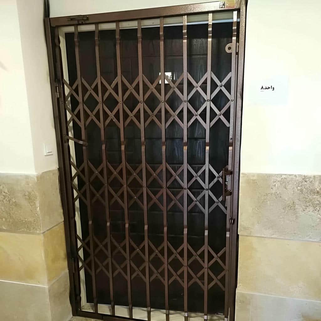 درب آکاردئونی در کاشان