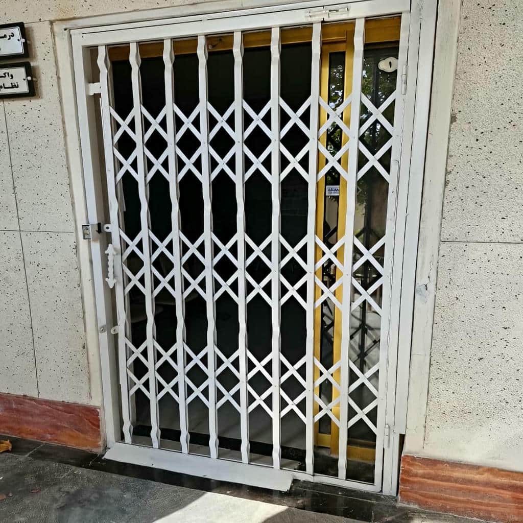 نصب درب آکاردئونی روی درب ضدسرقت در نسیم شهر