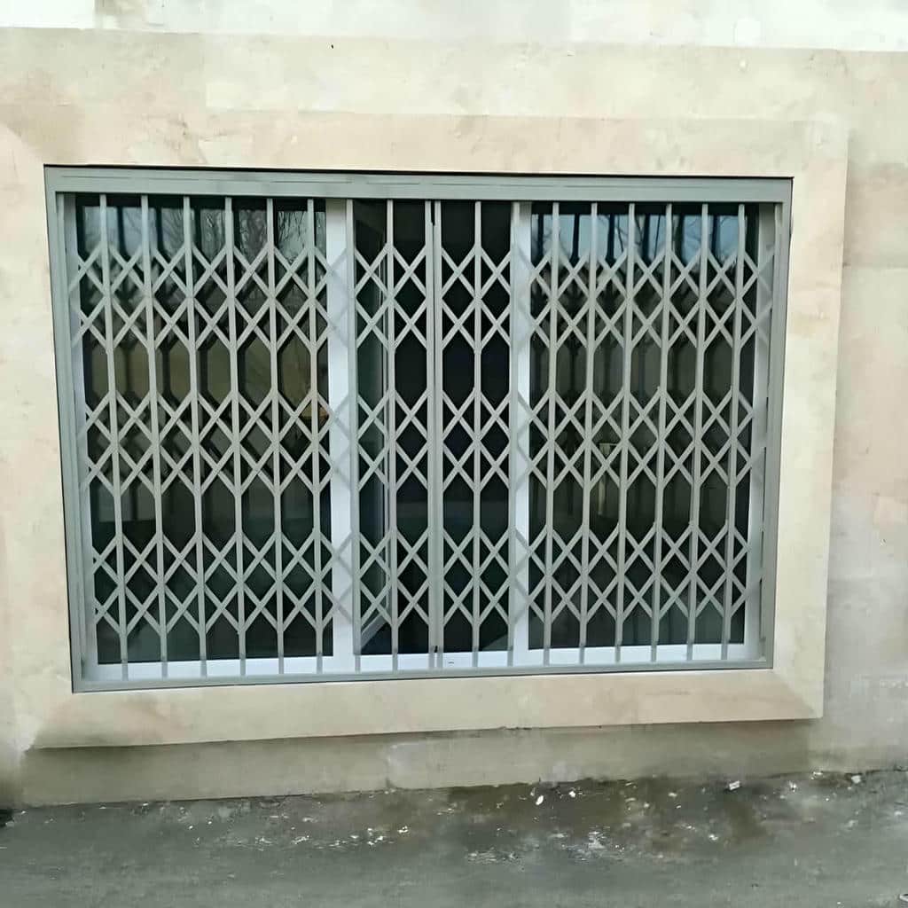 نصب درب آکاردئونی روی درب ضدسرقت در بومهن نصب درب آکاردئونی روی درب ضدسرقت در بومهن