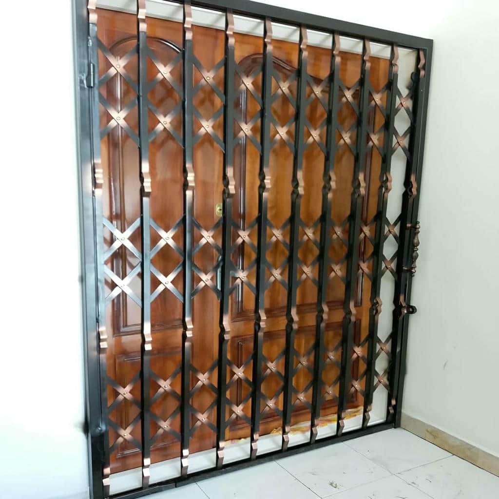 درب آکاردئونی فلزی در بندر دیلم