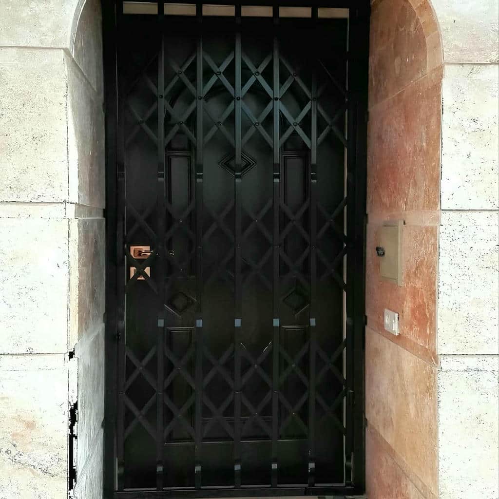 نصب درب آکاردئونی روی درب ضدسرقت در آبسرد