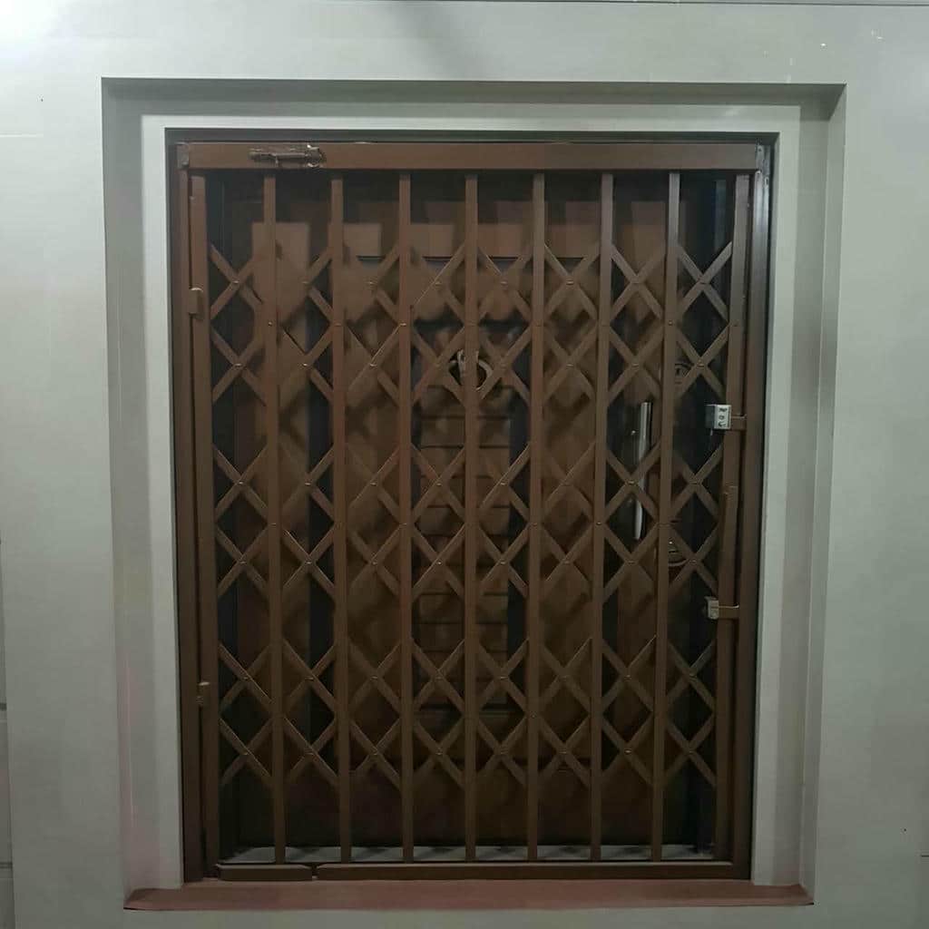 محافظ درب آپارتمان با قفل ایمن و کاربردی