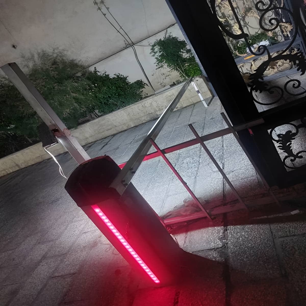 راهبند پارکینگ منازل شخصی با پایه نصب محکم راهبند پارکینگ منازل شخصی با پایه نصب محکم