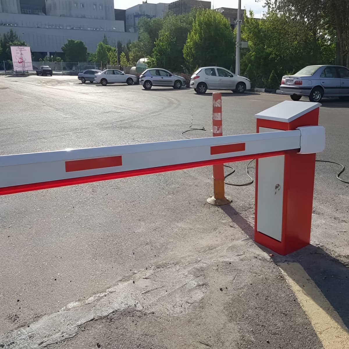 راهبند پارکینگ با بازوی بلند متناسب عرض ورودی راهبند پارکینگ با بازوی بلند متناسب عرض ورودی