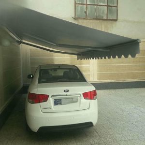 سایبان برقی و دستی با ریموت کنترل روی تراس مقایسه کاربردی سایبان برقی و دستی