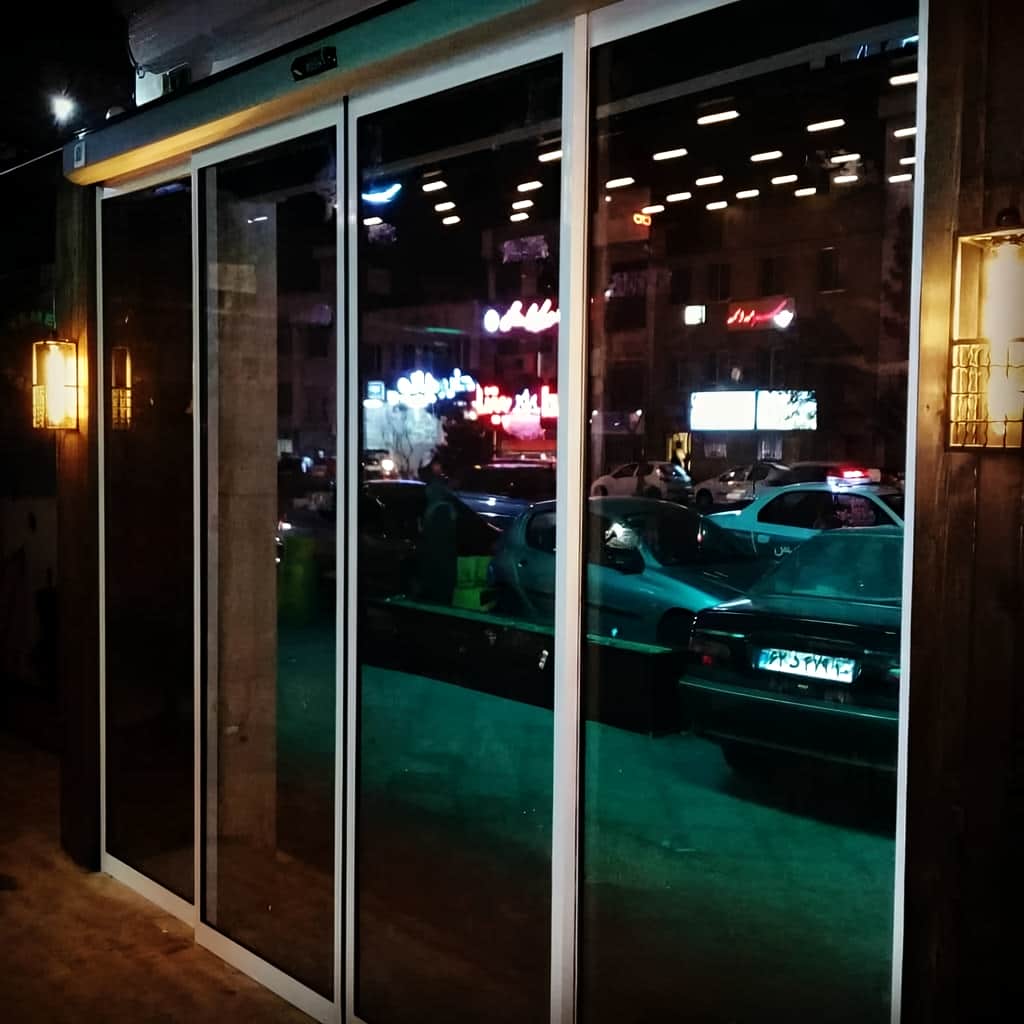 نصب درب شیشه ای تلسکوپی برای دهانه بزرگ