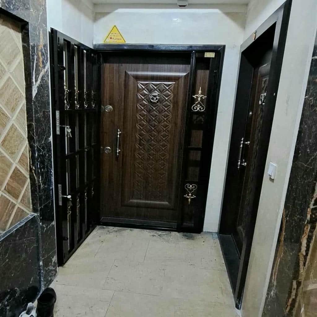 محافظ درب آپارتمان با مدل لولایی بازشو