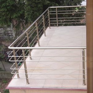 نرده استیل مدرن بالکن با دستگیره براق و پایه های منظم نرده استیل مدرن بالکن