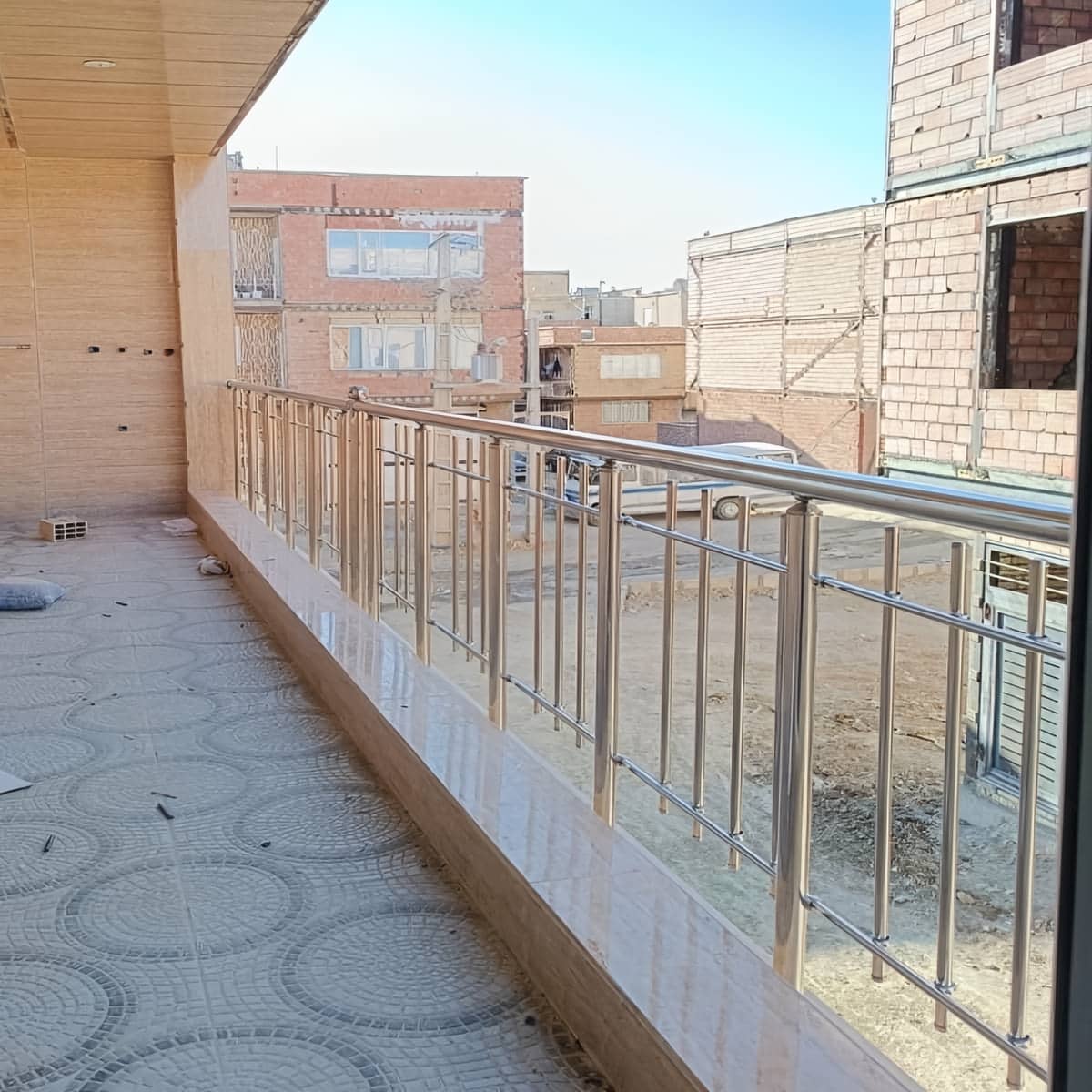نرده استیل ضدزنگ تراس با اجرای عمودی و فاصله بندی مناسب نرده استیل ضدزنگ تراس با اجرای عمودی و فاصله بندی مناسب