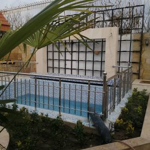 هندریل استیل دیواری مقاوم با دستگیره ساده و پایه های منظم هندریل استیل دیواری مقاوم