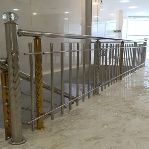 نرده استیل راه پله با دستگیره براق و پایه های منظم نرده استیل راه پله مدرن