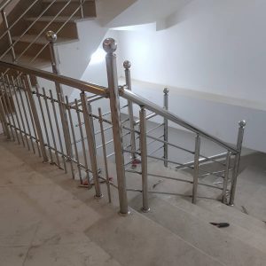 نرده استیل سفارشی مدرن با دستگیره براق و پایه های منظم نرده استیل سفارشی مدرن