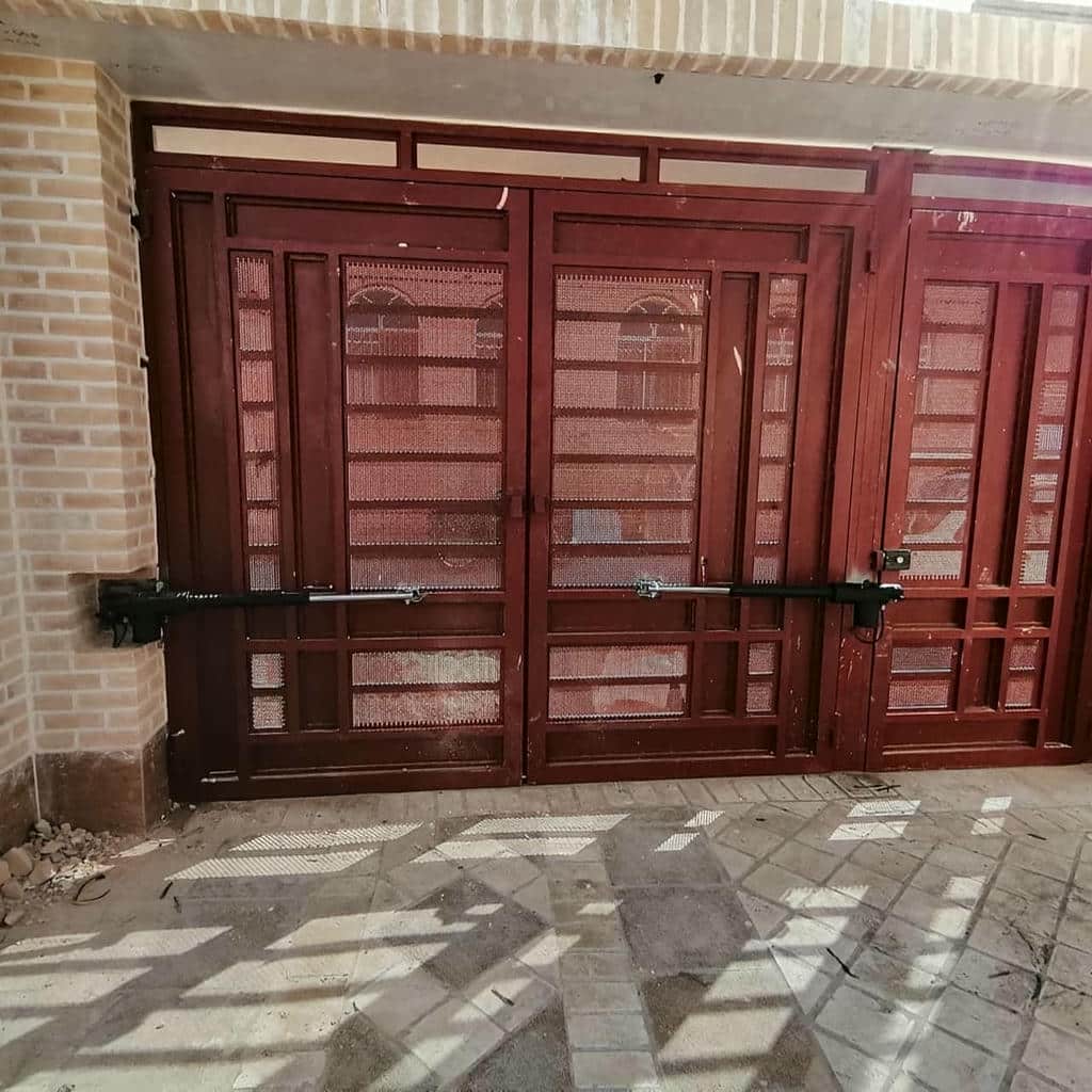 جک پارکینگی با فتوسل ایمنی کنار ورودی جک پارکینگی با فتوسل ایمنی کنار ورودی