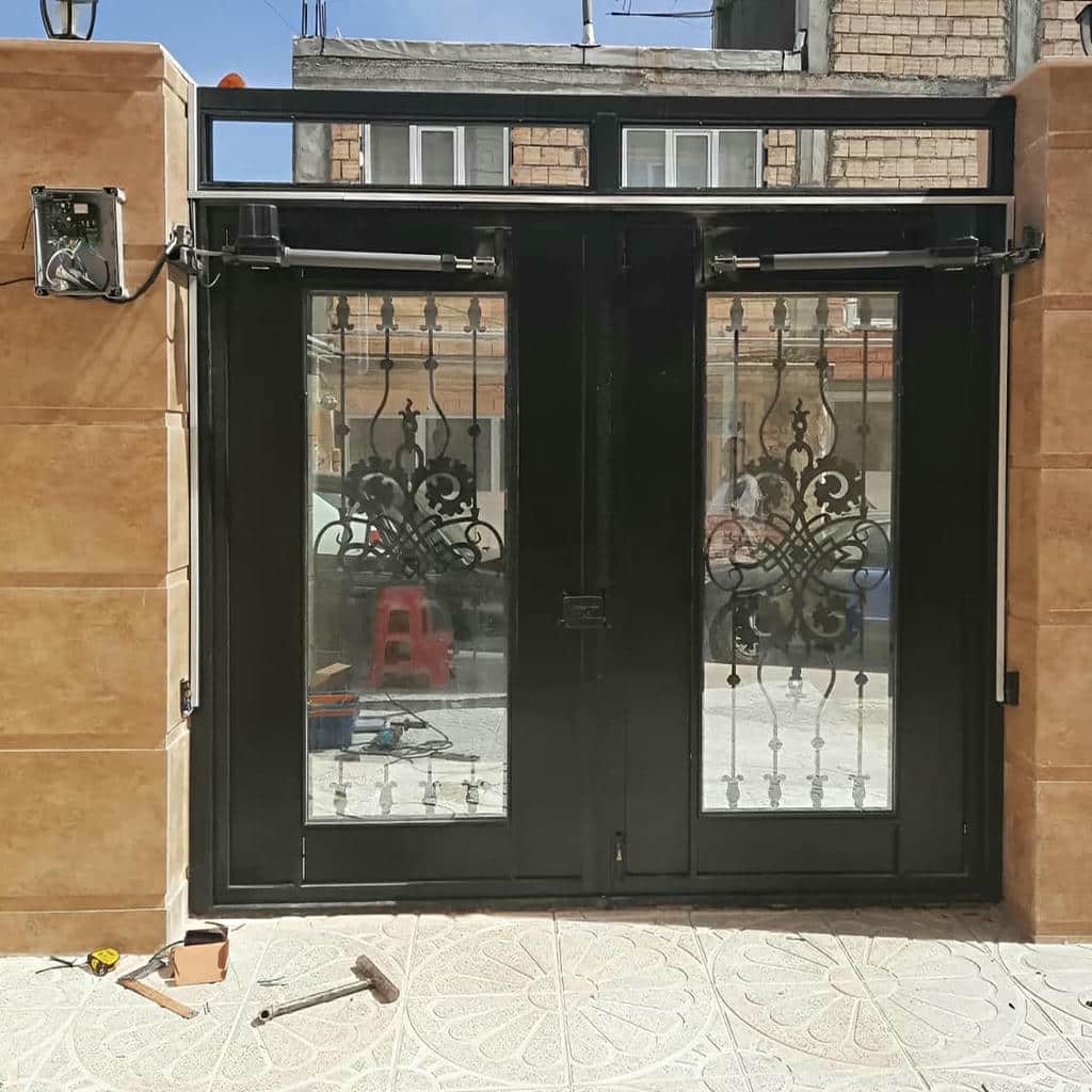 جک پارکینگی با فلاشر هشدار نصب شده روی دیوار جک پارکینگی با فلاشر هشدار نصب شده روی دیوار