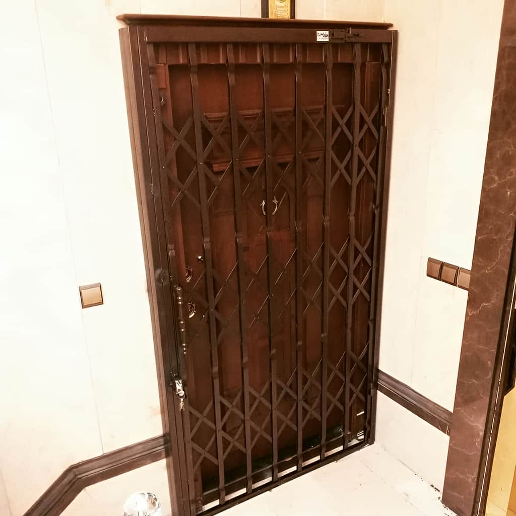 خدمات درب آکاردئونی سه گل تسمه برای نصب و نگهداری