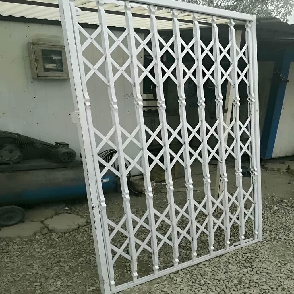 اجرای درب آکاردئونی سه گل تسمه با رنگ کوره‌ای