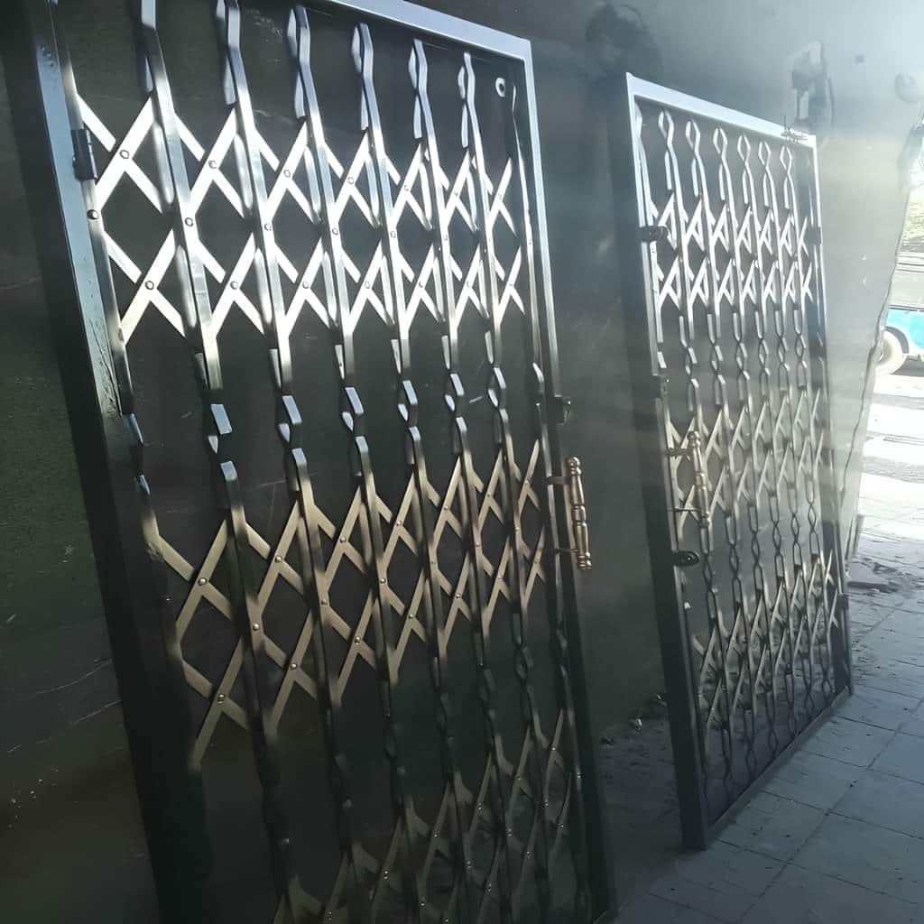 درب آکاردئونی سه گل تسمه با قفل مخفی