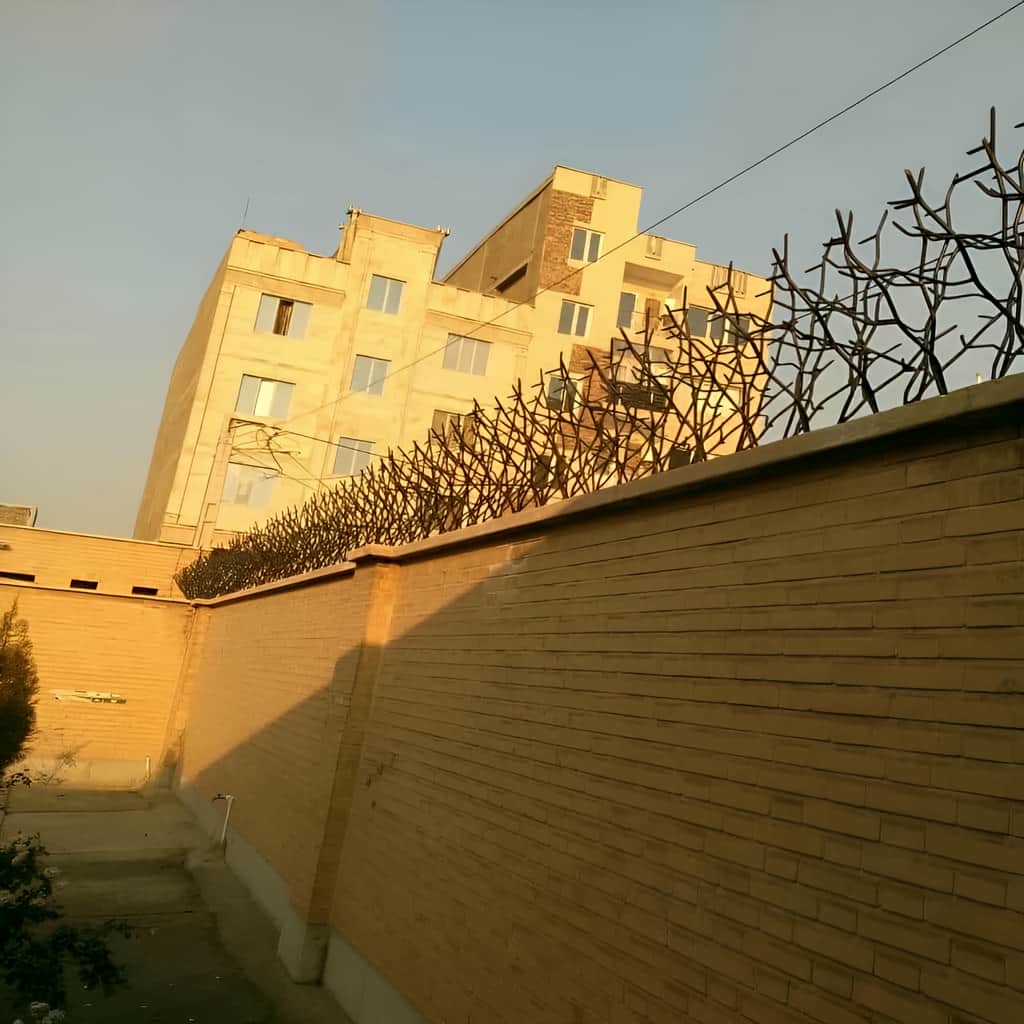 اجرای حفاظ روی دیوار حیاط مسکونی با طرح آبشاری پرتراکم
