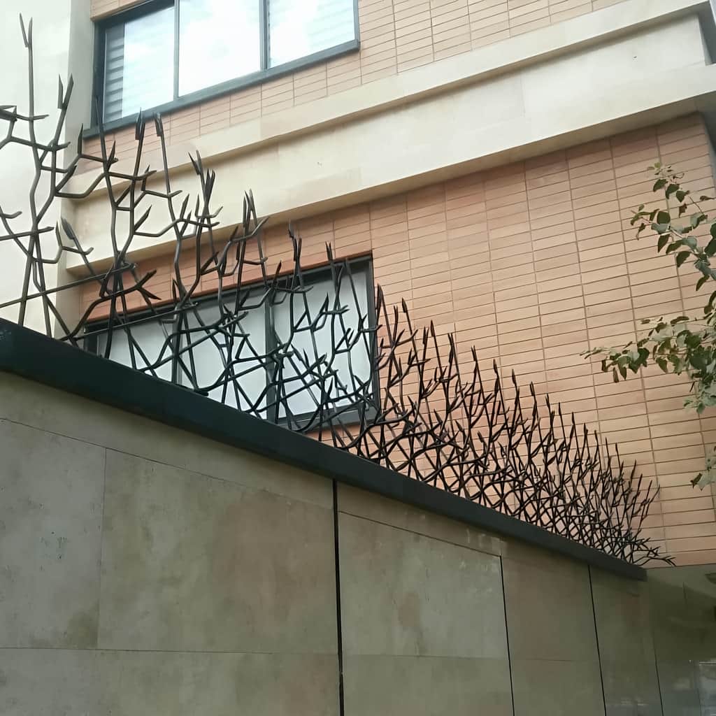 اجرای حفاظ روی دیوار باغ محوطه با طرح آبشاری پرتراکم