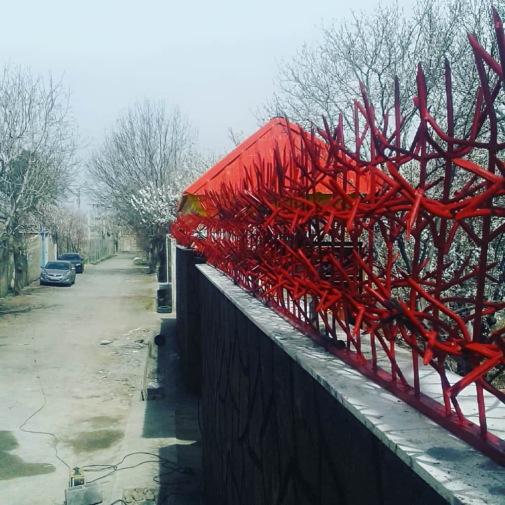 قیمت حفاظ آبشاری روی دیوار سنگی بر اساس مدل و متراژ