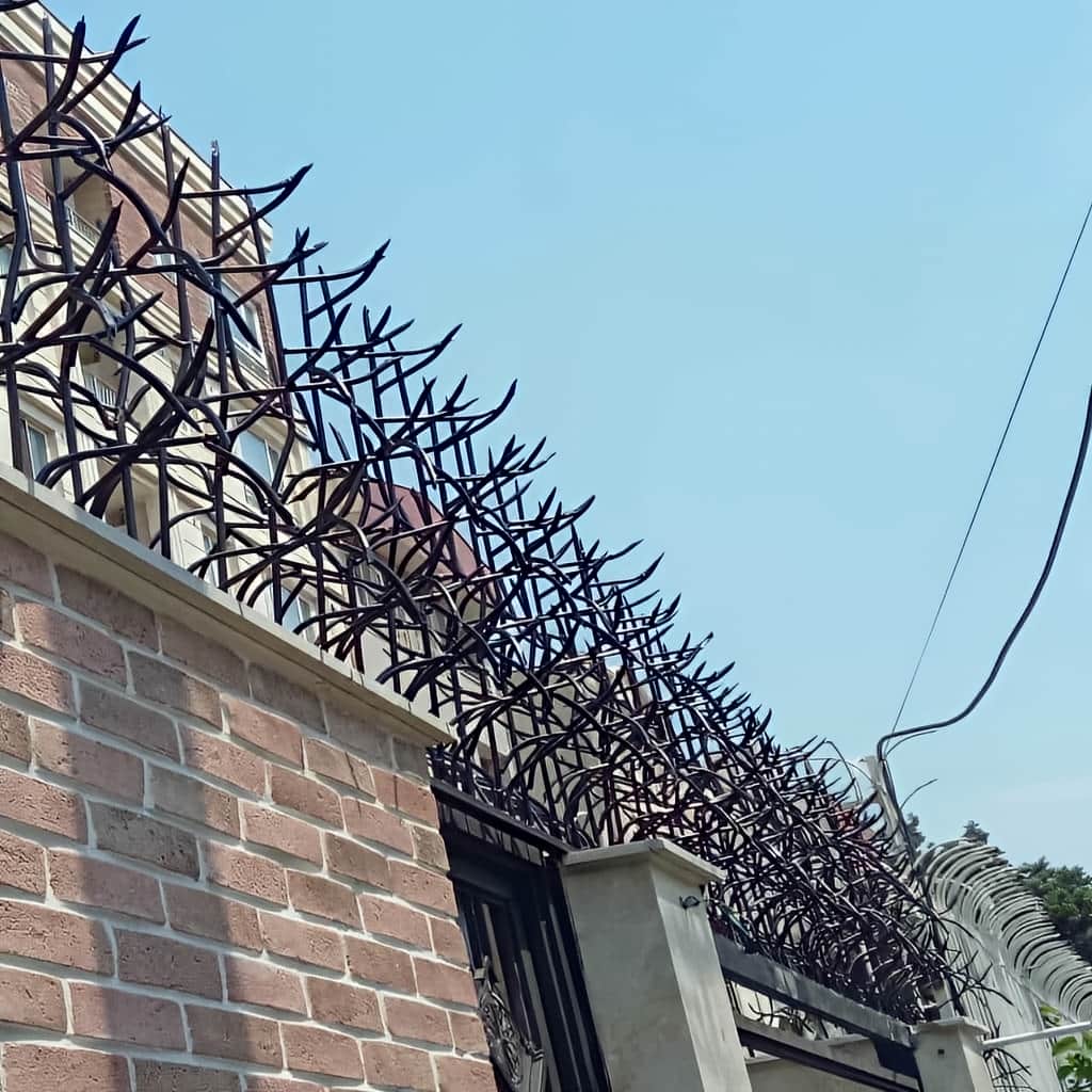 اجرای حفاظ دیوار بلند ضد سرقت با طرح آبشاری پرتراکم