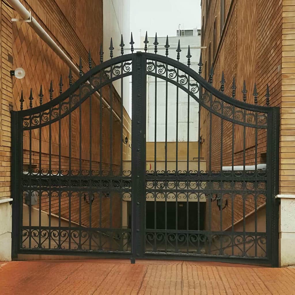 سفارش درب پارکینگ عریض ماشین رو هماهنگ با عرض مفید عبور