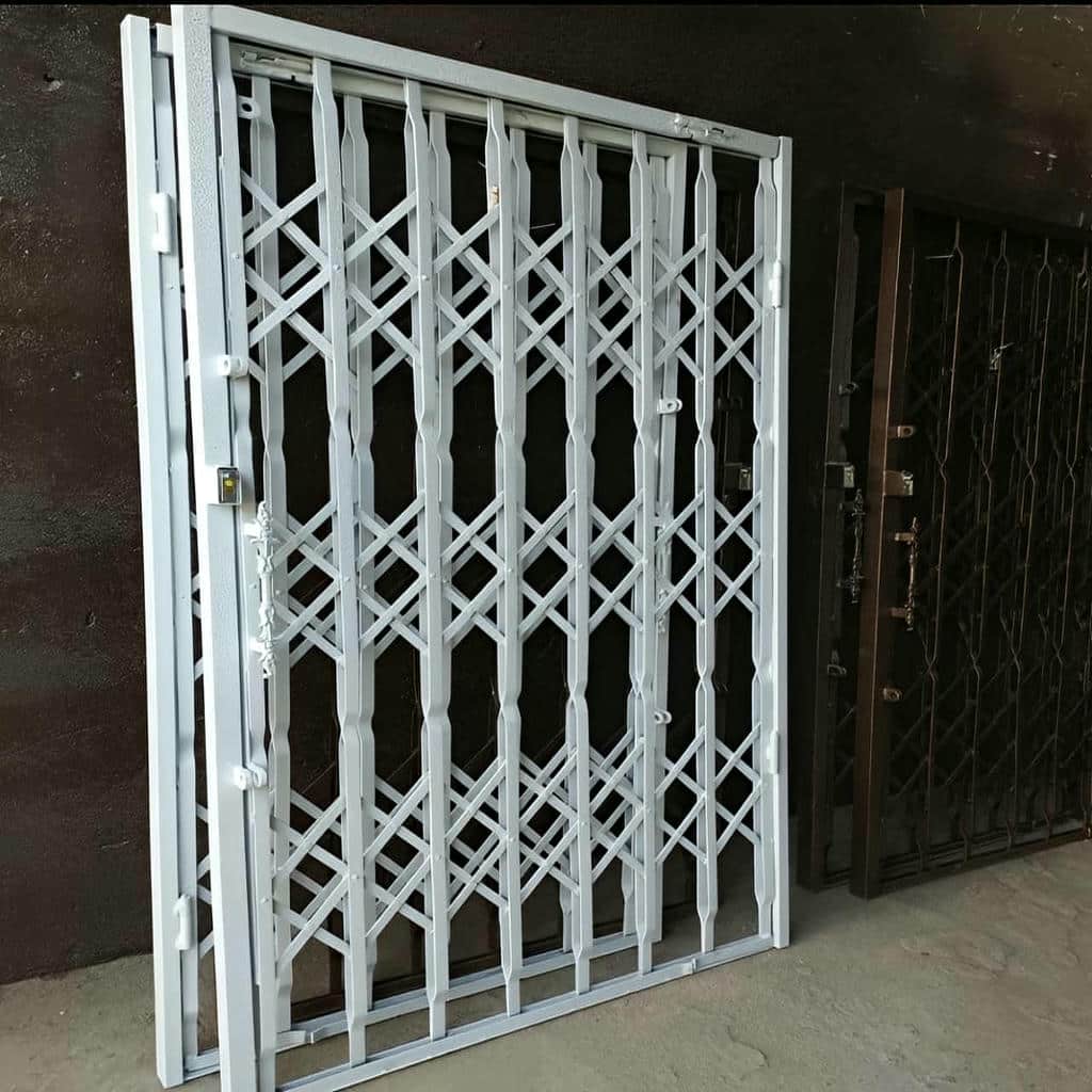 اجرای حفاظ آکاردئونی ورودی مجتمع با رنگ کوره‌ای