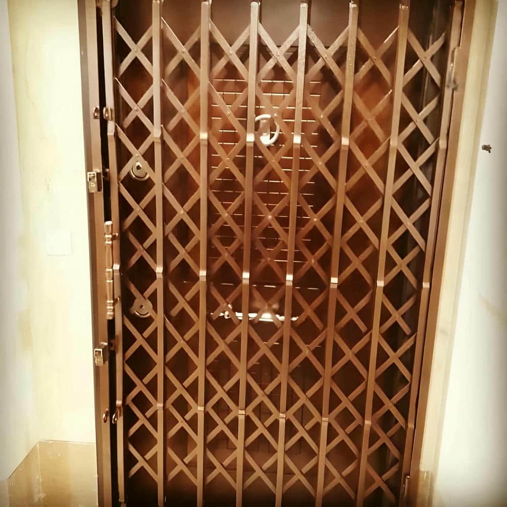 اجرای درب آکاردئونی طرح دار لوزی با رنگ کوره‌ای